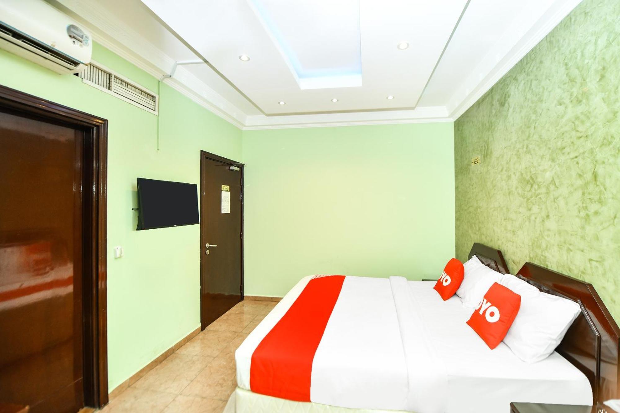 Oyo 137 Marina Hotel Маскат Экстерьер фото